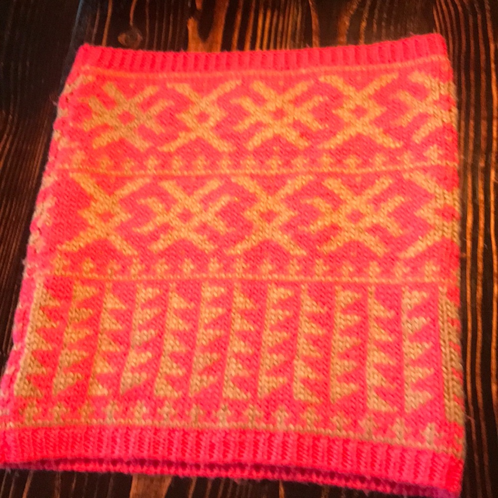 A shoulder pull over scarf